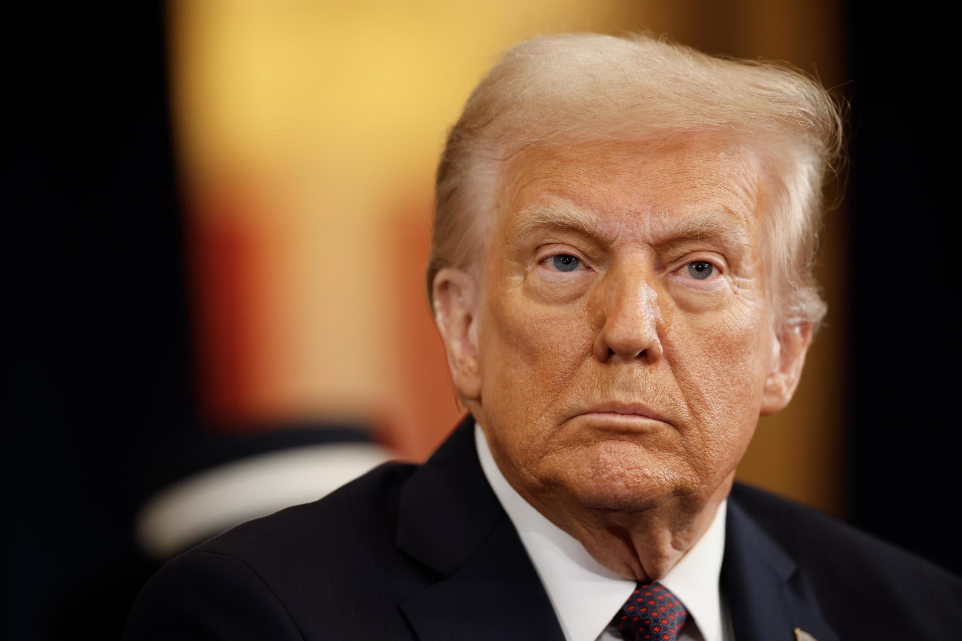 Revisa cuáles fueron los decretos más polémicos que Donald Trump firmó en su primer día de mandato