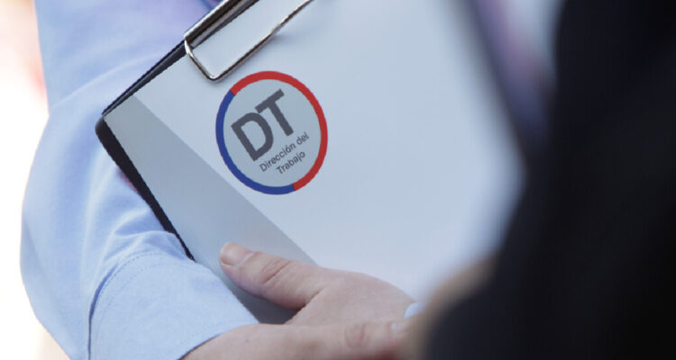 DT abre 50 vacantes para fiscalizadores y abogados: verán denuncias por Ley Karin y 40 Horas