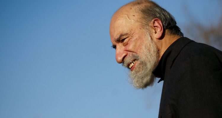 Editorial Penguin desmiente fallecimiento del poeta chileno Raúl Zurita