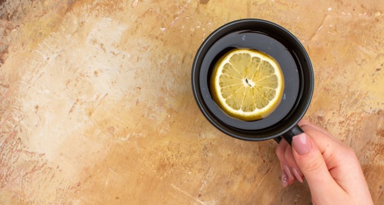 El agua caliente con limón tiene beneficios para la salud: ¿mito o realidad?