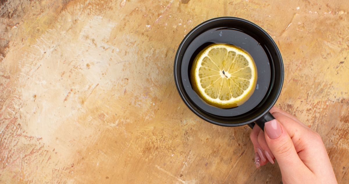 El agua caliente con limón tiene beneficios para la salud: ¿mito o realidad?