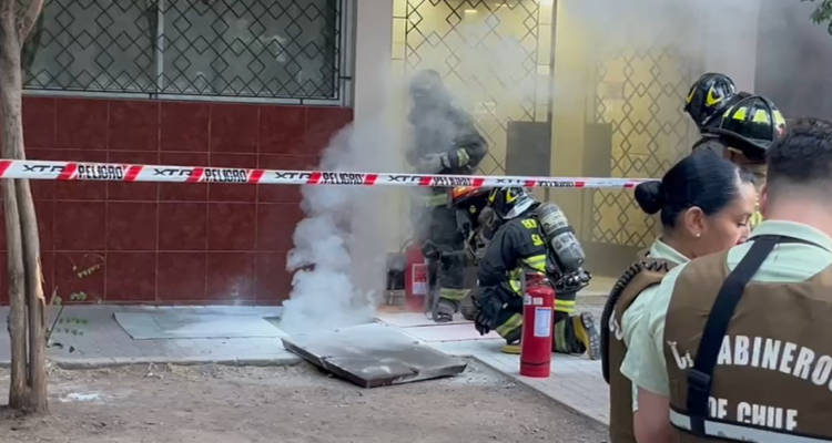 Emergencia eléctrica obliga a evacuar edificio ubicado junto al cerro Santa Lucía