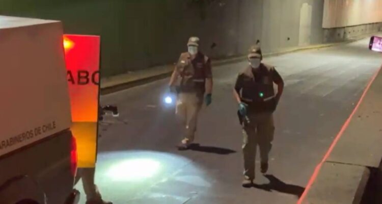 Carabineros sufren encerrona en Costanera Norte: dispararon a sujetos y dos estarían en riesgo vital