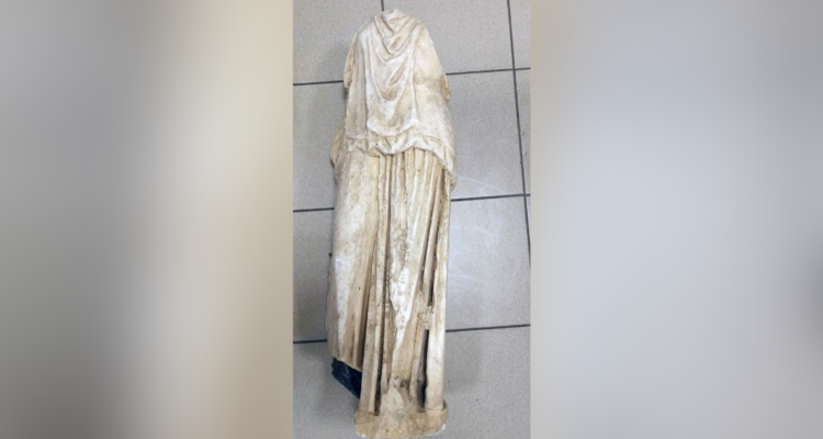 Encuentran una estatua de mármol de más de 2.00 años en una bolsa de basura en Grecia