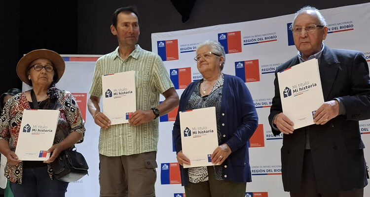 Familias de Santa Juana afectadas por incendio forestal en 2023 reciben títulos de dominio