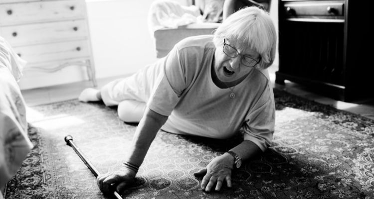 Es la principal causa de lesión en adultos mayores: qué hacer después de sufrir una caída en el hogar