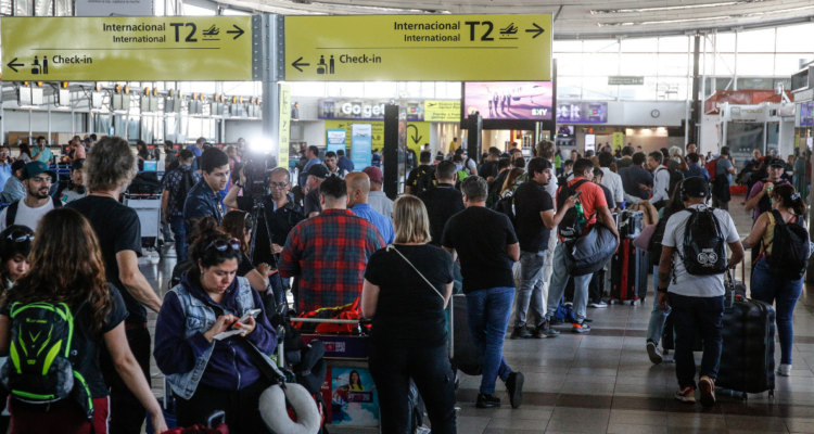 Exigen mayor accesibilidad en Aeropuerto de Santiago tras problemas con tótems de autoayuda de la PDI