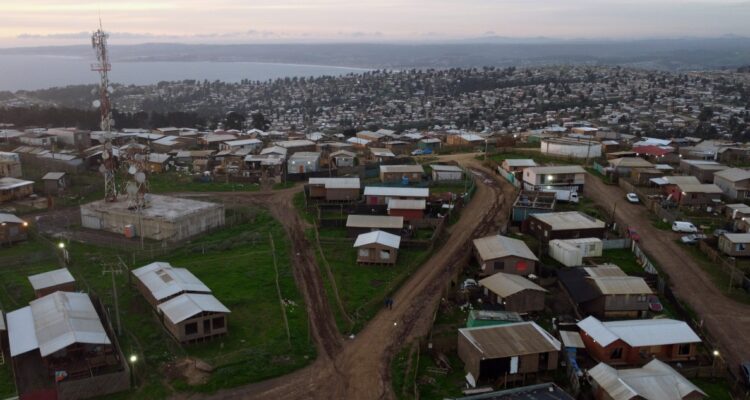 Familias de megatoma acuden a la justicia para postergar en un año orden de desalojo de terreno en Cerro Centinela