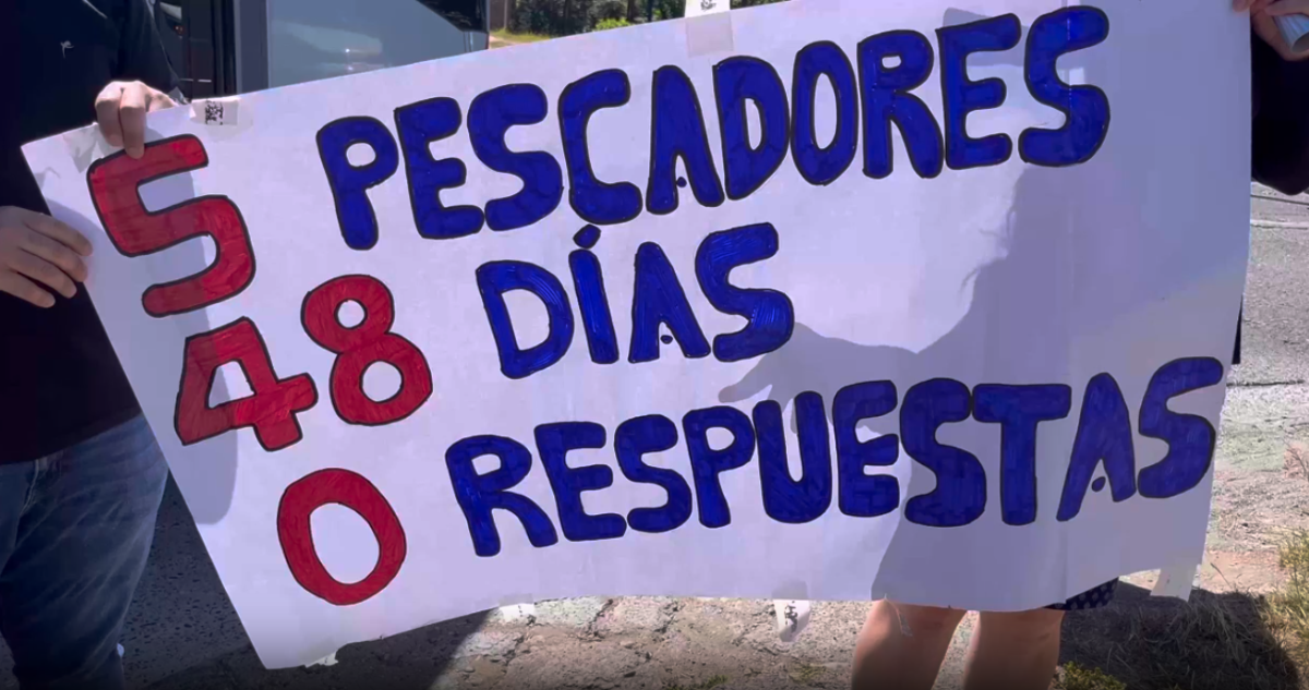 Pancarta de familiares de pescadores extraviados en Los Ríos en protesta frente a Fiscalía