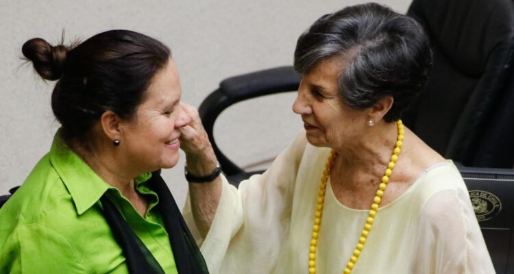 “Vamos a ser coherentes”: Gobierno manifiesta colaboración ante citación de Fernández y Allende