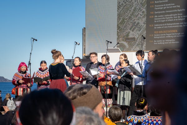 Gente cantando en el festival del Día Nacional de Groenlandia.