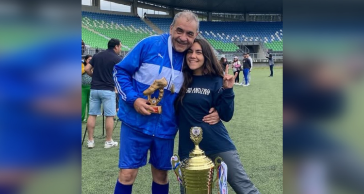 Fidel Espinoza junto a su hija Camila