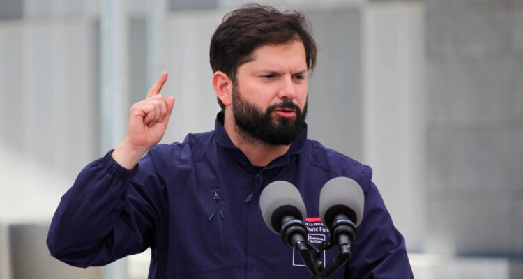 Fiscalía pide sobreseimiento del Presidente Boric en causa por presunta difusión de imágenes íntimas