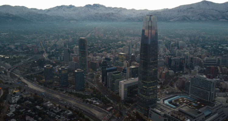 Fitch mantiene clasificación de Chile y ve “poco probable” que Pacto Fiscal logre meta de recaudación