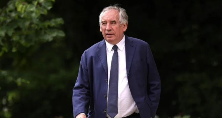 Gobierno francés de Bayrou recibe amenazas de moción de censura de socialistas y la ultraderecha