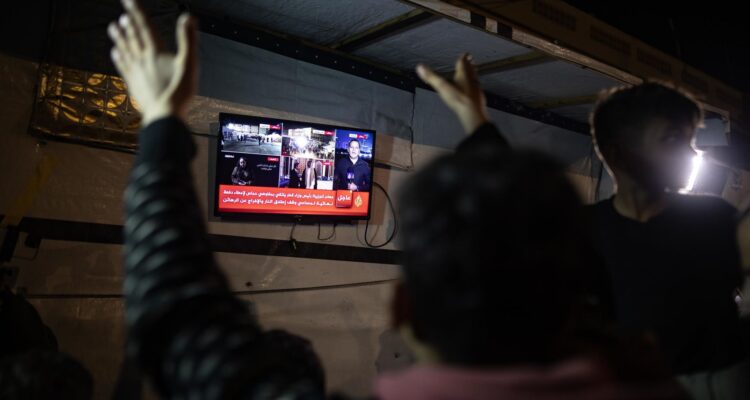 Palestinos reaccionan al acuerdo de alto el fuego Jan Yunis, en el sur de la Franja de Gaza