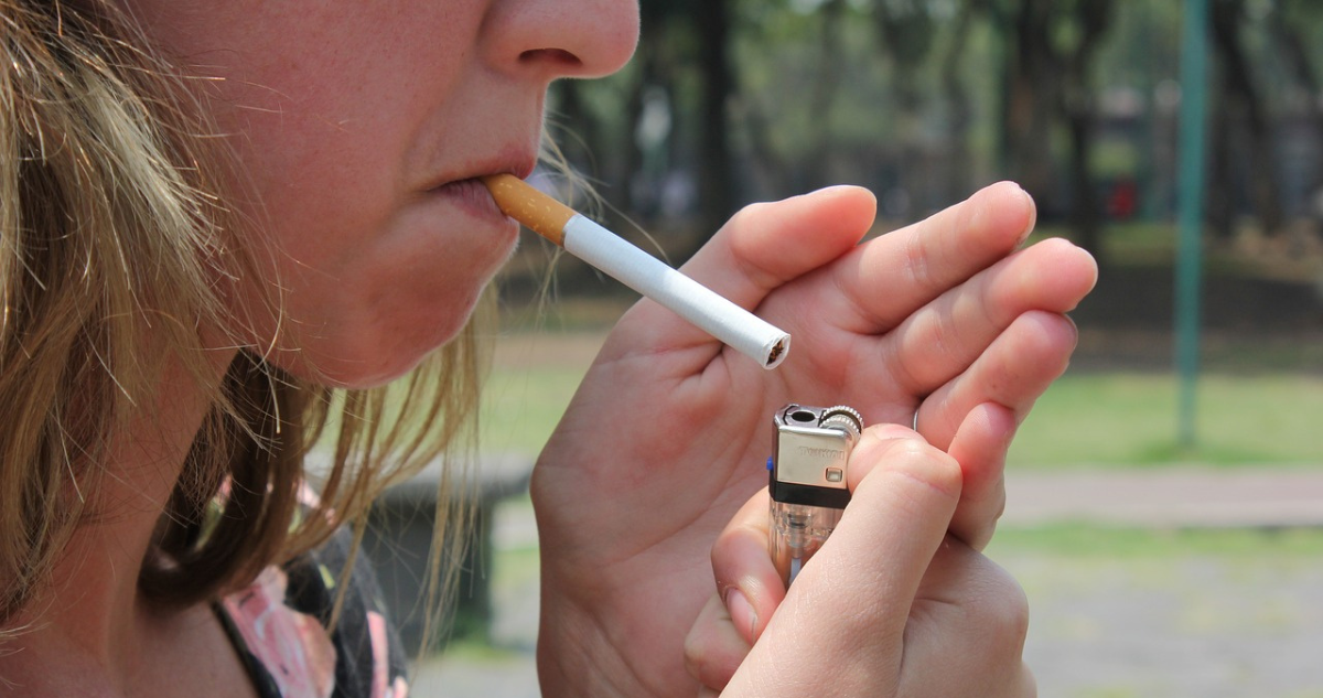 Milán prohíbe fumar en espacios públicos, pero no precisamente por un tema de salud
