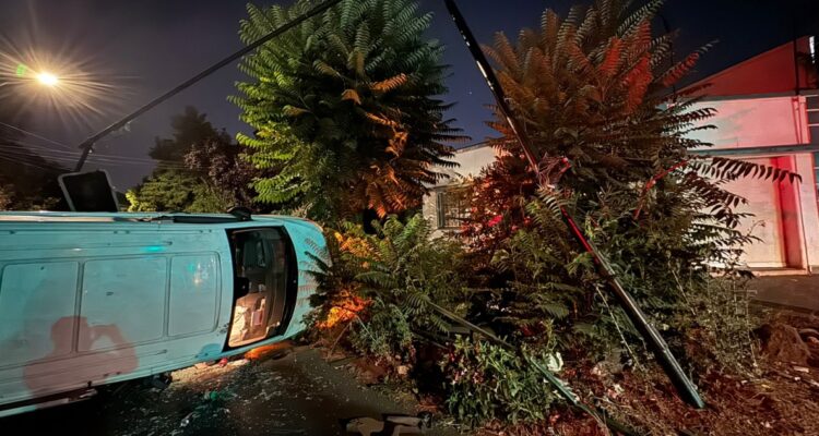Accidente termina con furgón volcado en Quinta Normal: arrasó con poste y un semáforo