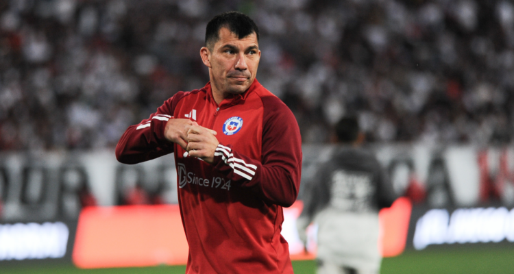 Gary Medel habría acordado su sueldo para arribar a Universidad Católica.