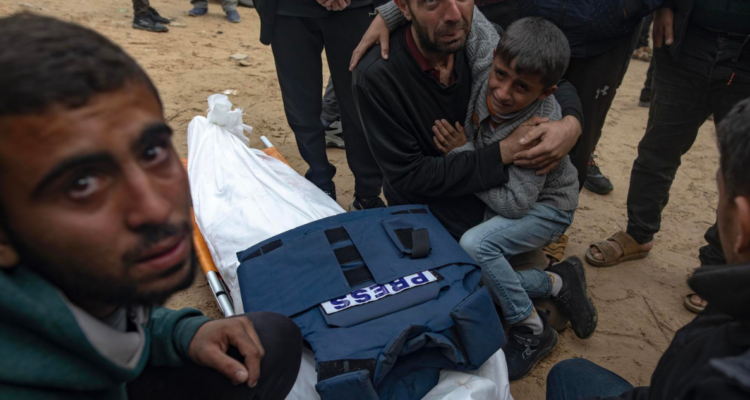 Familiares del periodista palestino Ahmed Al-Shayah junto a su cuerpo tras un ataque israelí en Jan Yunis