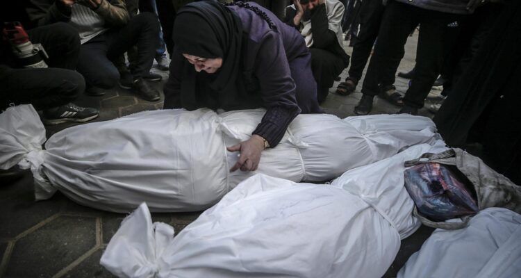 Mujeres palestinas lloran sobre los cuerpos de sus familiares tras un ataque aéreo israelí | EFE