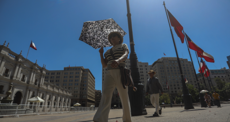 Gobierno de Santiago comienza entrega gratuita de agua ante ola de calor en la RM
