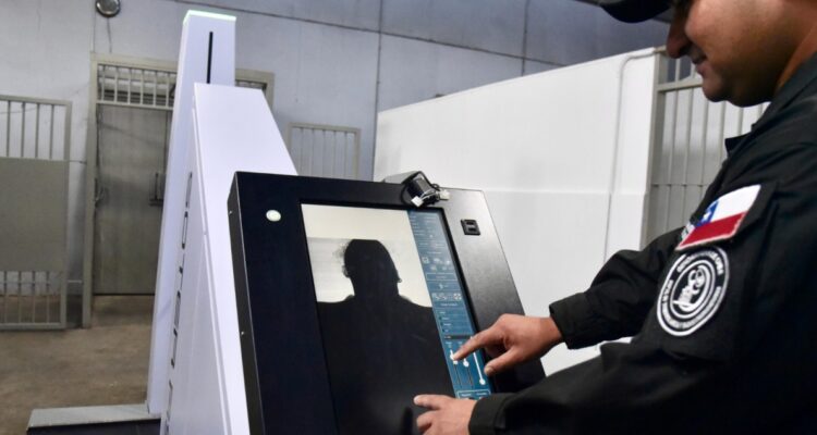 Gobierno de Santiago entrega nuevos aparatos para modernizar control en acceso a las cárceles de la RM