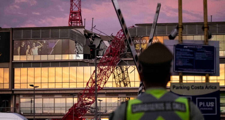 Un muerto deja caída de una grúa sobre un gimnasio en Arica