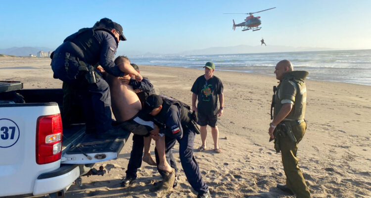 Helicóptero Naval salva a hombre en peligro de inmersión en playa Punta Teatinos de La Serena