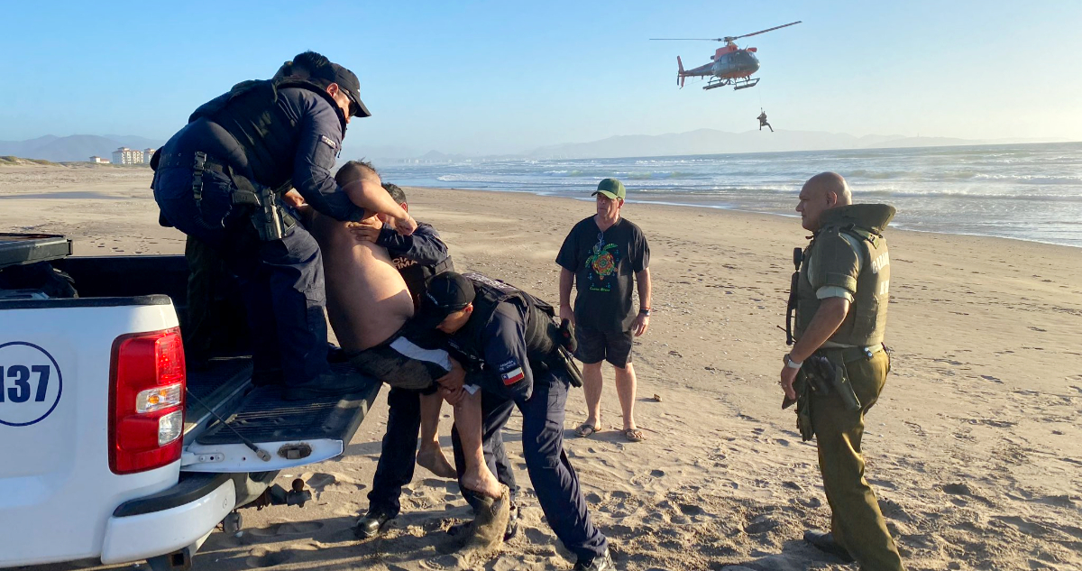 Helicóptero Naval salva a hombre en peligro de inmersión en playa Punta Teatinos de La Serena