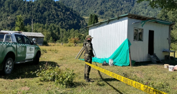 Patrulla de Carabineros en sitio de Lago Ranco donde se encontró un cadáver en una fogata