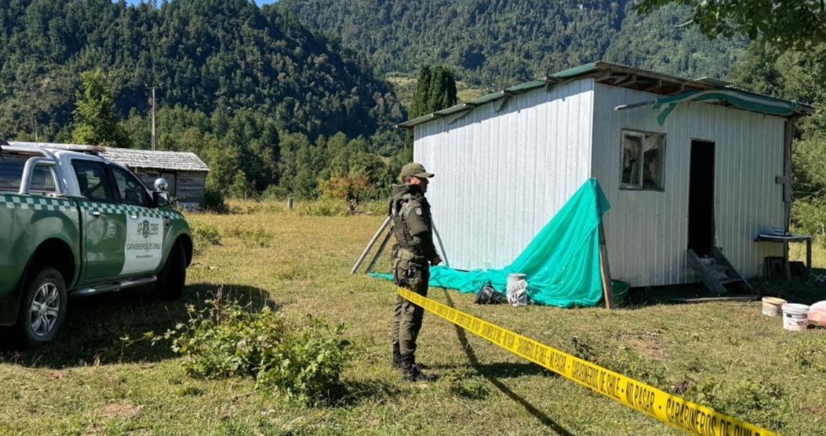 Patrulla de Carabineros en sitio de Lago Ranco donde se encontró un cadáver en una fogata
