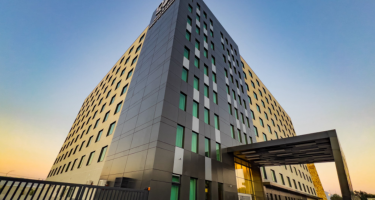 “Hotel fantasma” está listo hace 9 meses y no puede operar: cadena apunta a la DOM de Pudahuel