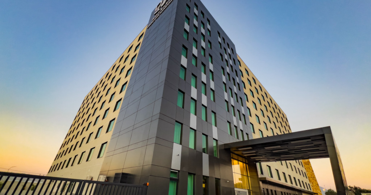 “Hotel fantasma” está listo hace 9 meses y no puede operar: cadena apunta a la DOM de Pudahuel