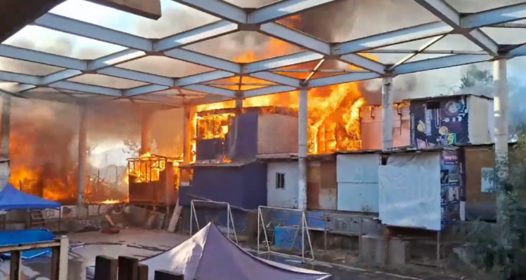 Incendio de rápida propagación afecta a campamento en Cerro Navia: Bomberos trabaja en el lugar