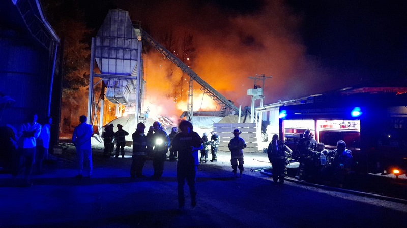 Bomberos combatiendo incendios en Aserradero Cerro Colorado