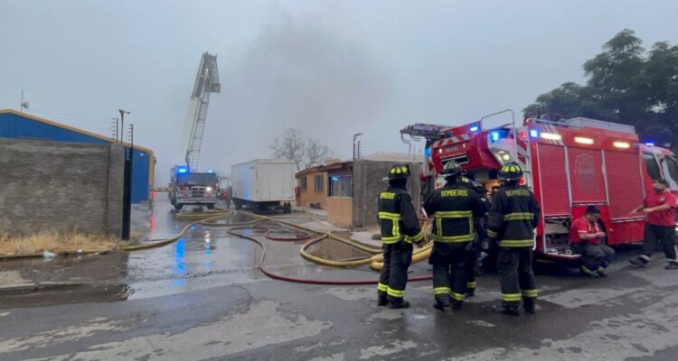 Gigantesco incendio destruye galpones con madera y fábrica de muebles en La Pintana