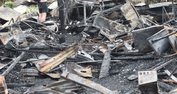 Escombros tras incendio en La Última Frontera por juicio abreviado para único imputado