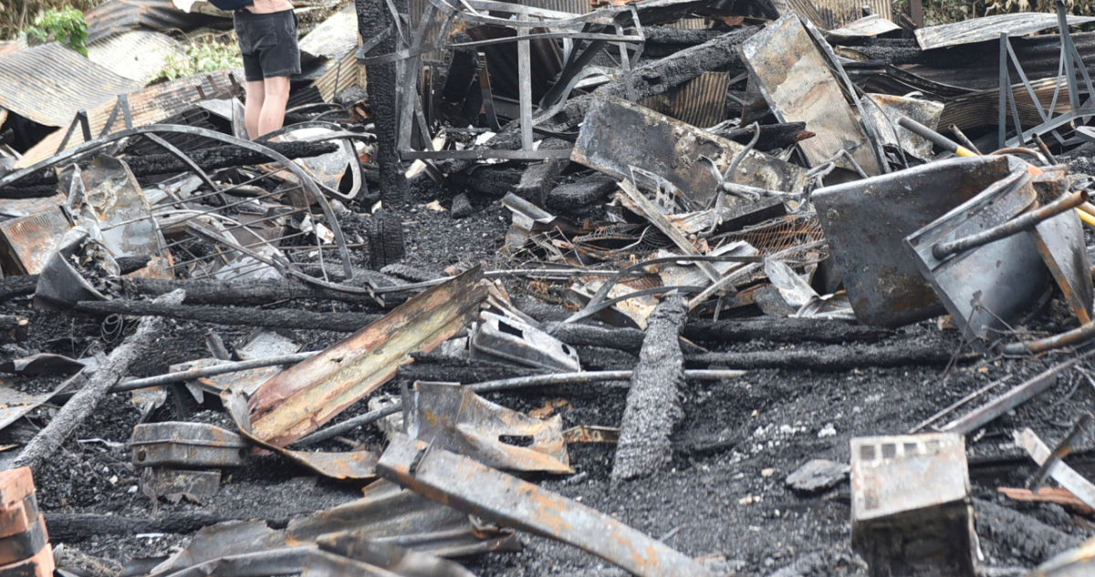 Escombros tras incendio en La Última Frontera por juicio abreviado para único imputado