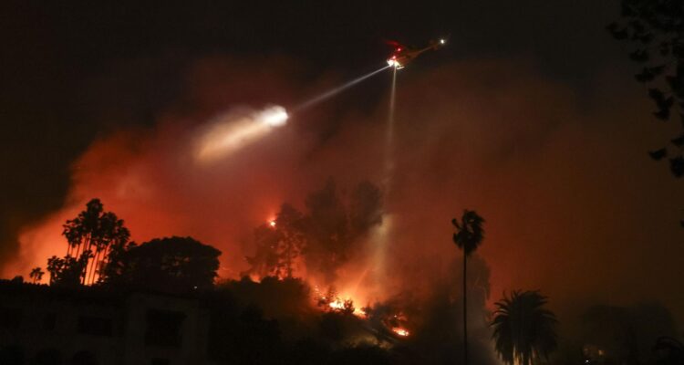 Imagen del incendio forestal de Sunset en Los Ángeles, California, tomada el 8 de enero