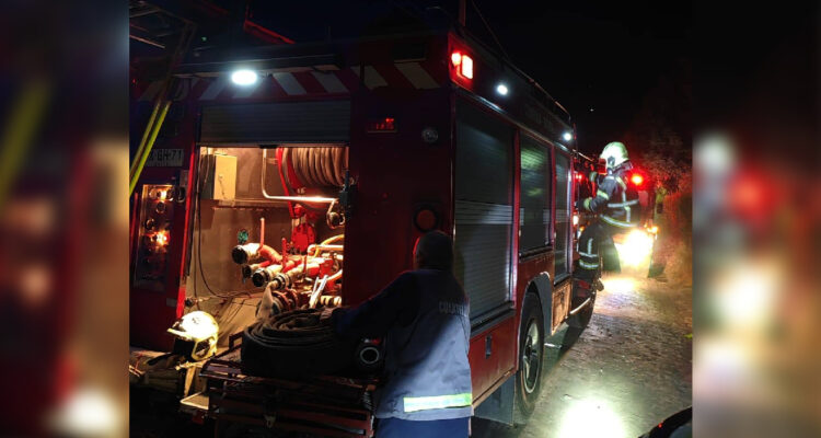 Dos emergencias seguidas movilizaron a Bomberos de Los Ángeles: dos casas resultaron destruidas