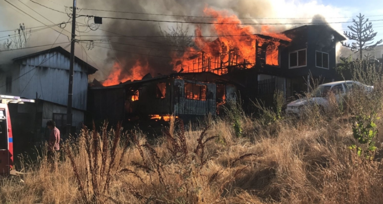 Viviendas siendo destruidas por incendio en Temuco