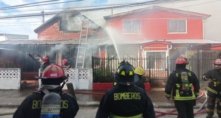 Adulto mayor muere en incendio que afectó a dos viviendas en Valdivia: estaba postrado