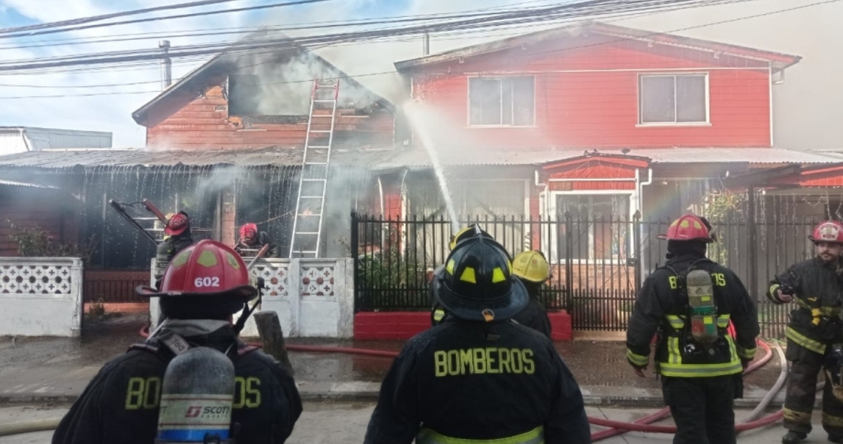 Bomberos combatiendo incendio en que murió adulto mayor en Valdivia