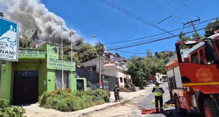 Bomberos combate dos incendios en Viña del Mar: personal de Valparaíso apoya las labores de emergencia