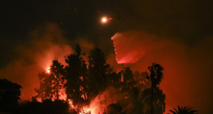 Diez muertos y más de 10 mil estructuras en cenizas por graves incendios activos en Los Ángeles, EE.UU