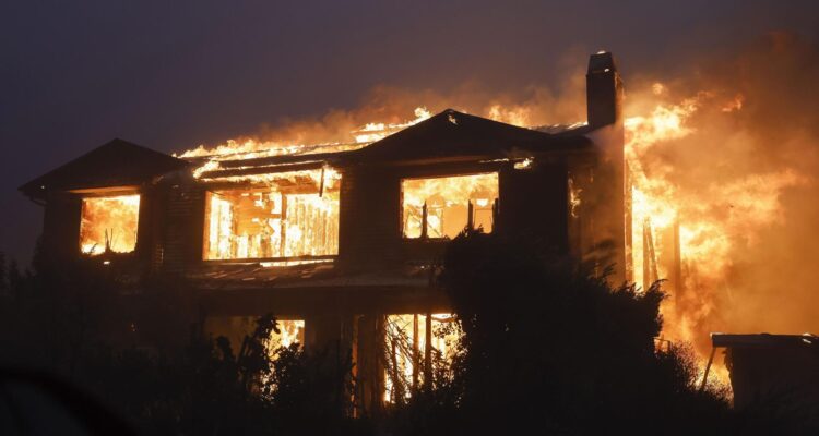Una casa ardiendo por el incendio forestal de Pacific Palisades