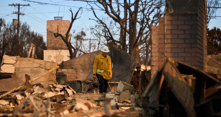 Aumenta a 24 la cifra de muertos por los incendios en Los Ángeles (EE.UU.)