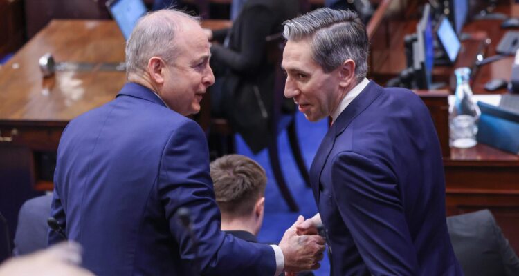 Micheal Martin (i) y Simon Harris (d)