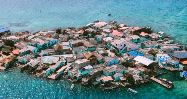 Cómo es vivir en la Isla de Santa Cruz en Colombia, el islote más densamente poblado de todo el mundo ¿cómo lo hacen para vivir ahí?